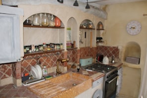 Réfrigérateur, four, cafetière/bouilloire, bouilloire électrique