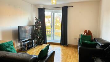 Shared Dormitory, 1 Bedroom, Balcony, Lake View | Living room