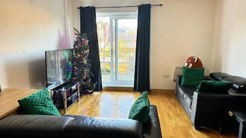 Shared Dormitory, 1 Bedroom, Balcony, Lake View | Living room