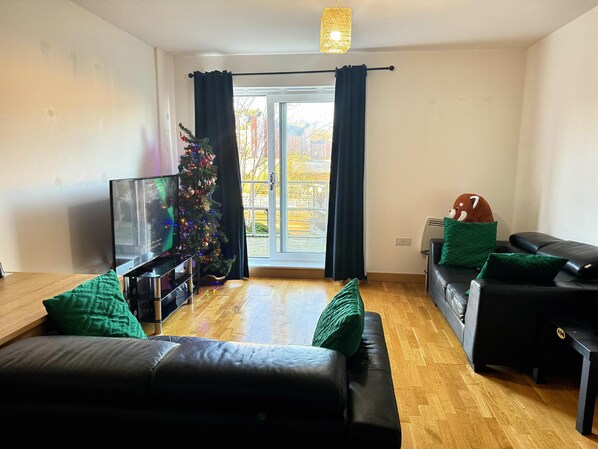 Shared Dormitory, 1 Bedroom, Balcony, Lake View | Living room - Room-cozy Private Room With Free Wi-fi (Colchester)