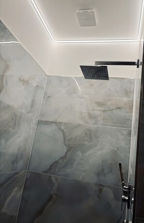 Een douche, een haardroger, handdoeken