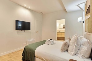 Apartment | 2 bedrooms, laptop workspace, iron/ironing board, bed sheets - Elegant Apartment With Buttes-chaumont Park (Paris)