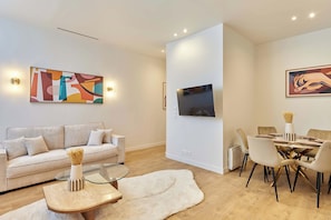 Apartment | Living area - Elegant Apartment With Buttes-chaumont Park (Paris)