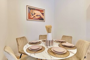 Apartment | Dining - Elegant Apartment AC - Buttes-chaumont (Paris)