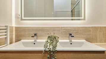 Apartamento | Banheiro | Secador de cabelo, toalhas de banho, sabonete, shampoo