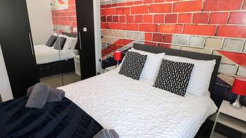 2 quartos, individualmente decorados, individualmente mobiliados