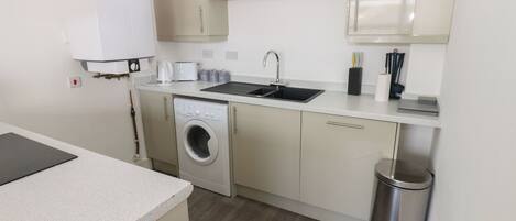 Batterie de cuisine, vaisselle et ustensiles