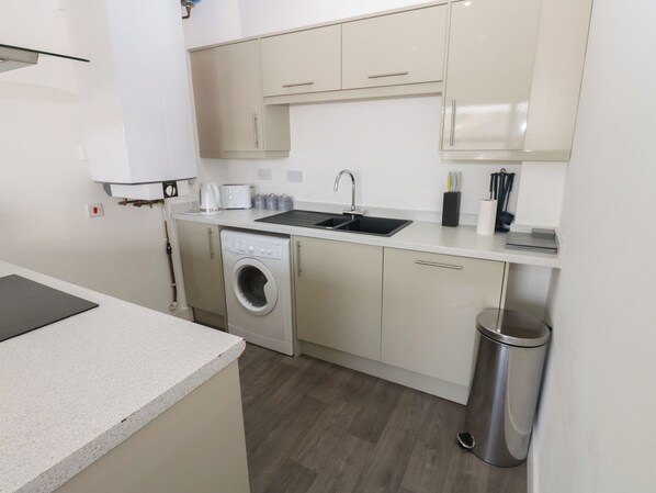 Cookware/dishes/utensils