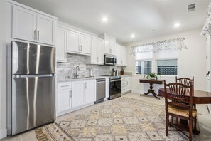 Micro-ondes, four, plaque de cuisson, lave-vaisselle