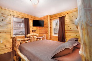 3 bedrooms, free WiFi - Scenic View Hocking Hills cedar cabin for up to 8 guests that is pet friendly on 30 private acres. Offers pond, Wi-fi and great deck space with first level hot tub. (Creola)