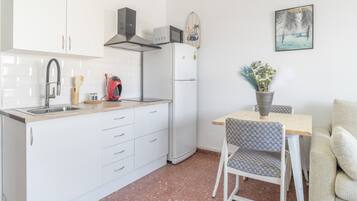 Een koelkast, een microgolfoven, een kookplaat