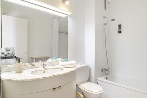 Regadera, secadora de cabello, toallas 