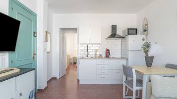 冷蔵庫、電子レンジ、コンロ、コーヒー / ティーメーカー