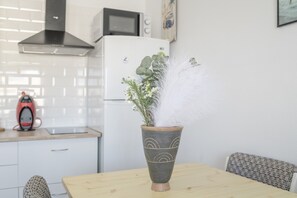 Fridge, microwave, stovetop, coffee/tea maker - Apartment 'Playa Regla' with Balcony, Wi-Fi and Air Conditioning (Chipiona)