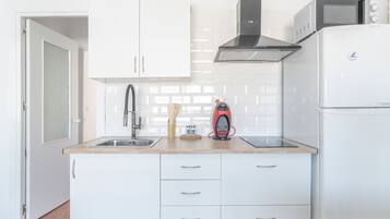 Kühlschrank, Mikrowelle, Herdplatte, Wasserkocher mit Kaffee-/Teezubehör