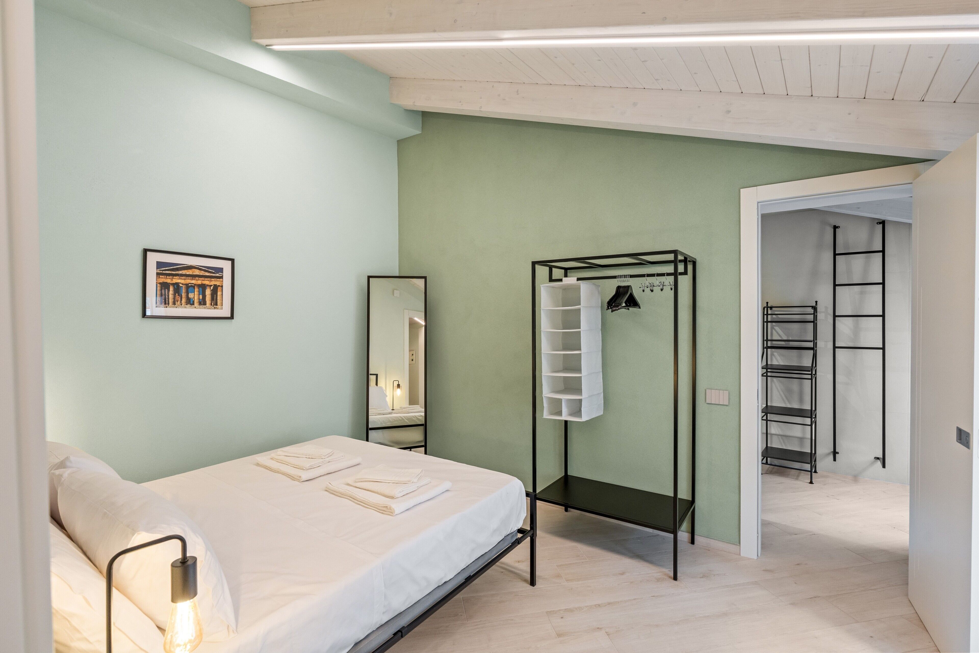 1 habitación, tabla de planchar con plancha, wifi y ropa de cama 