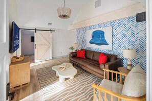 Living area - Cutwater Inn & Suites (Newburyport)