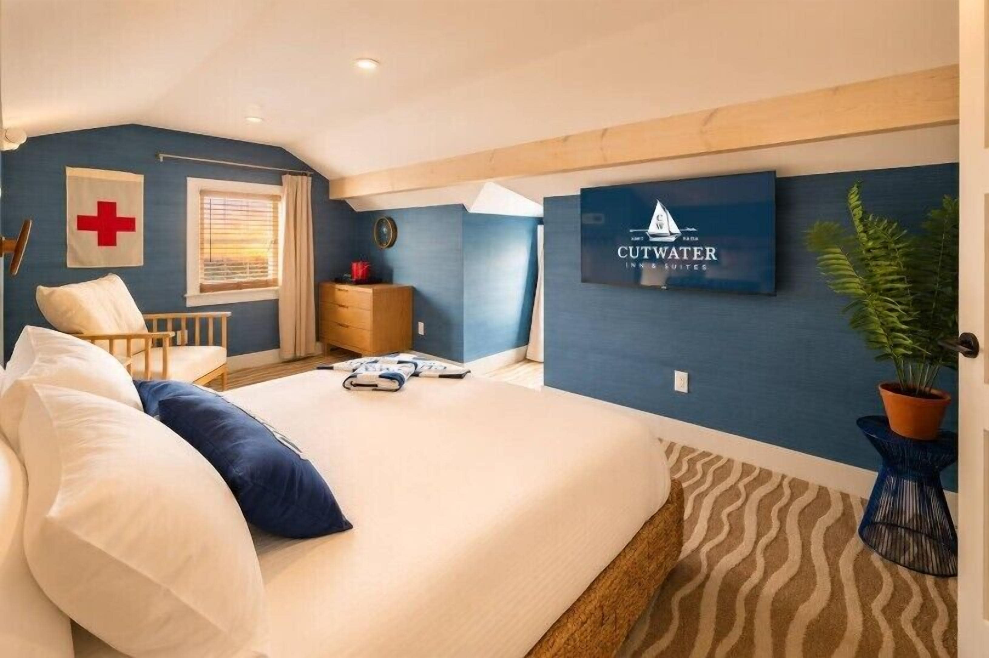 Deluxe Room, Non Smoking | Premium bedding, down duvets, in-room safe, blackout curtains