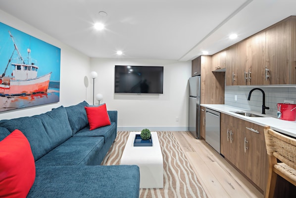 Deluxe Room, 1 King Bed with Sofa bed, Non Smoking, Kitchenette | Living area