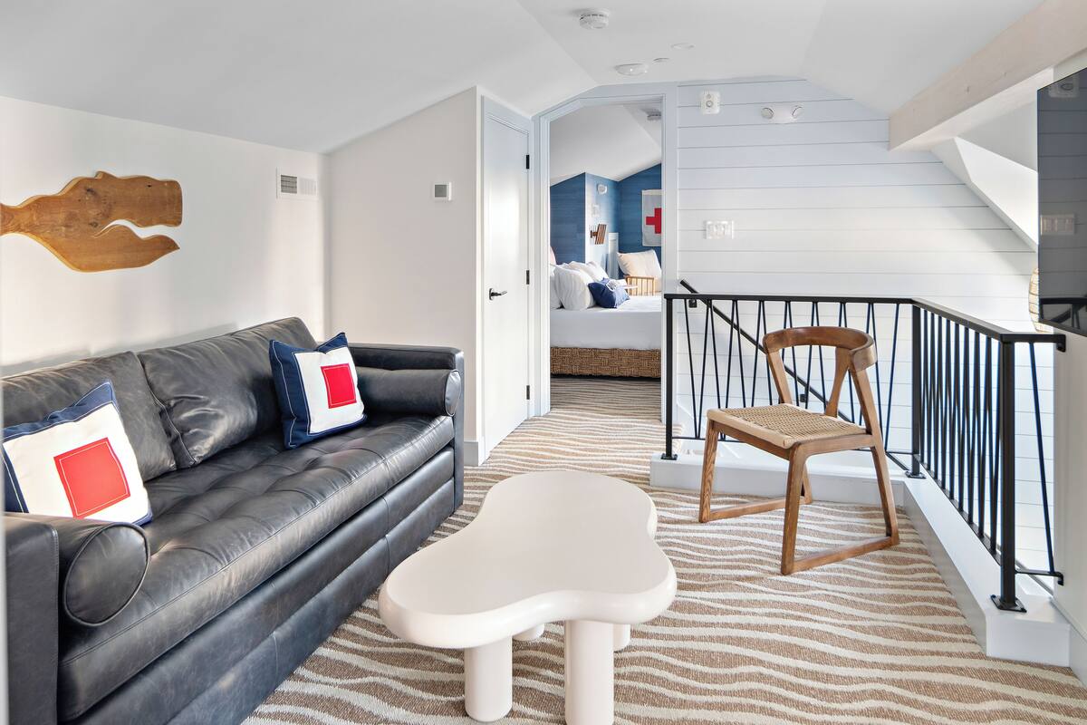 Chambre Deluxe, non-fumeur | Aire de séjour | Téléviseur connecté de 42 po avec télévision numérique