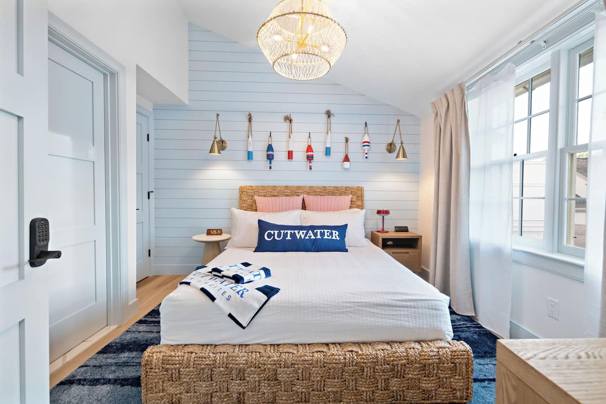 Chambre Premier, 1 grand lit, non-fumeur | Rideaux dâobscurcissement, fer et planche Ă repasser