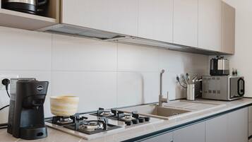 Køleskab, mikrobølgeovn, ovn, kogeplade