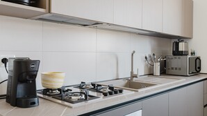 Kaffetrakter/tekoker, kjøleskap, mikrobølgeovn og ovn