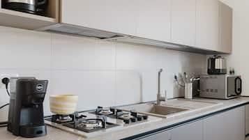 Kühlschrank, Mikrowelle, Ofen, Herdplatte