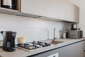 Een koelkast, een microgolfoven, een oven, een kookplaat