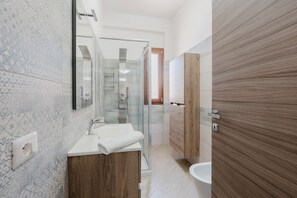 Dusch, hårtork och handdukar