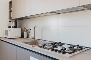 Refrigerador, microondas, horno, placa de cocina