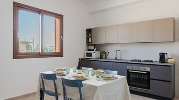 Frigorifero, microonde, forno, piano cottura