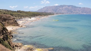 Una spiaggia nelle vicinanze