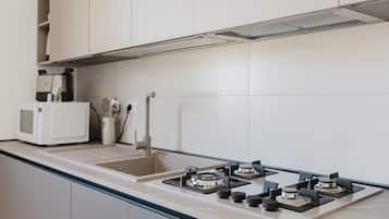 Frigorifero, microonde, forno, piano cottura