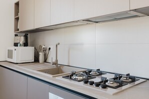 Réfrigérateur, micro-ondes, four, plaque de cuisson