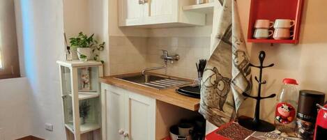 Een microgolfoven, een oven, een kookplaat