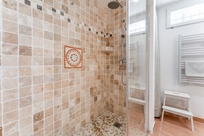 Dusche, Haartrockner, Handtücher