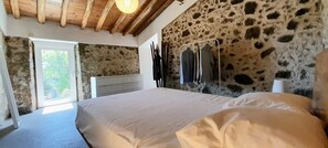 2 habitaciones, tabla de planchar con plancha, wifi y ropa de cama 