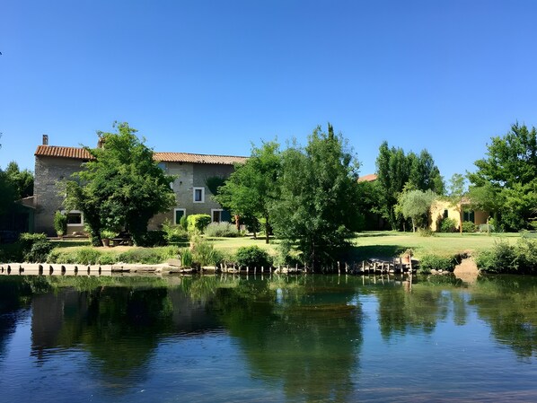 المنشأة من الخارج