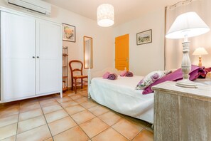 1 dormitorio, tabla de planchar con plancha, wifi y ropa de cama