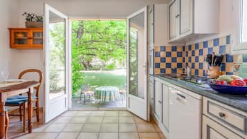 Refrigerador, microondas, horno, placa de cocina