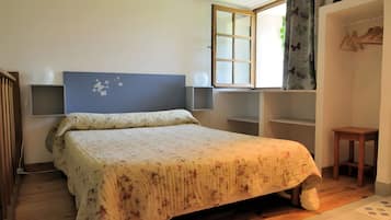 1 habitación, tabla de planchar con plancha, wifi y ropa de cama