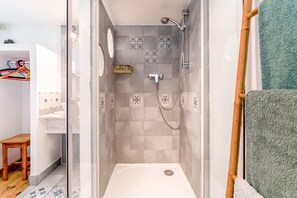 Douche, sèche-cheveux, serviettes fournies