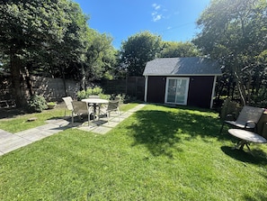 Outdoor dining - Charming 2-Bedroom Beach Cottage in Ocean Bay Park (Ocean Beach)