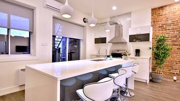 Réfrigérateur, four à micro-ondes, un four, surface de cuisson