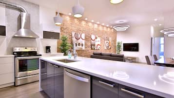 Réfrigérateur, four à micro-ondes, un four, surface de cuisson