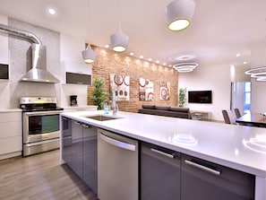 Geladeira, micro-ondas, fogão, cooktop