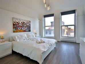 1 chambre, bureau, fer et planche à repasser, lit parapluie