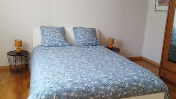 2 habitaciones, tabla de planchar con plancha, internet y ropa de cama