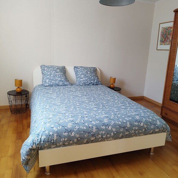 2 bedrooms, iron/ironing board, Internet, bed sheets